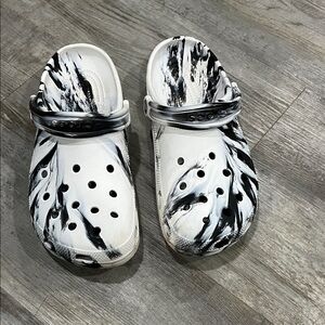 CROCS Men's Black and White Swirl Clogs men’s 9 women’s 11
